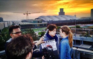 Wird es einen Filmkuss geben? Romantische Stimmung heute Abend bei den Dreharbeiten zu "Uranophobie - Die Angst vor dem Himmel" auf dem Dach des Skyline Plaza Frankfurt.