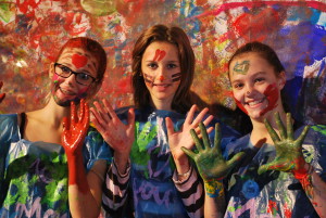 Drei Mädchen beim Action-Painting eines Ferienkurses der KULTinklusive